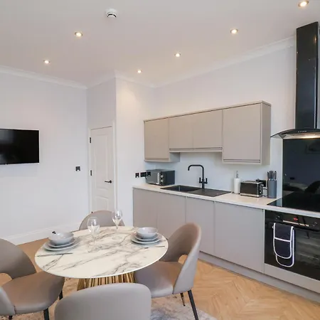 305 The Salisbury *